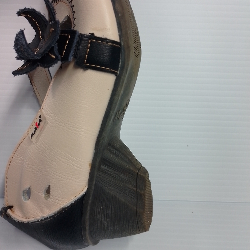 MAIA Retro Chic Cream and Black Women's Heels - Picture 6 of 9
